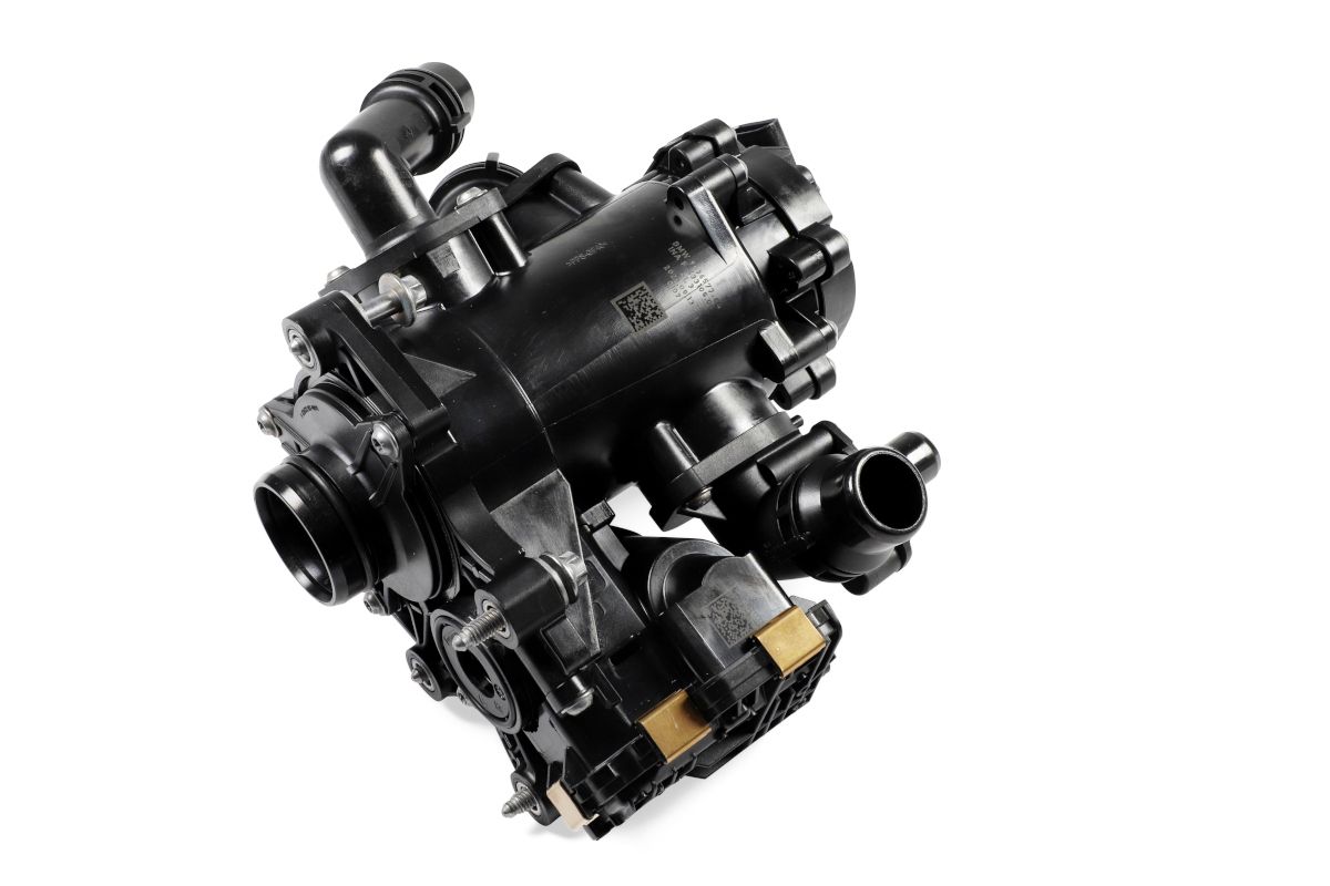 BMW X1 U11 B38 Termostat Komple 11539896577